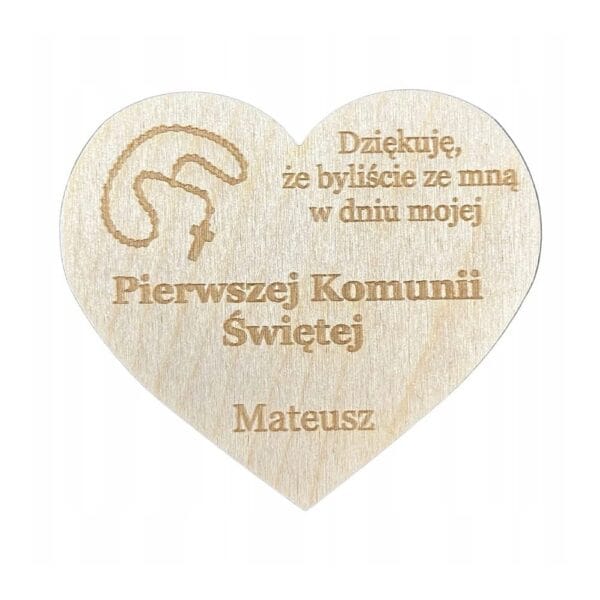 Drewniany magnes w kształcie serca z wygrawerowanym napisem Pierwszej Komunii Świętej i imieniem Mateusz.