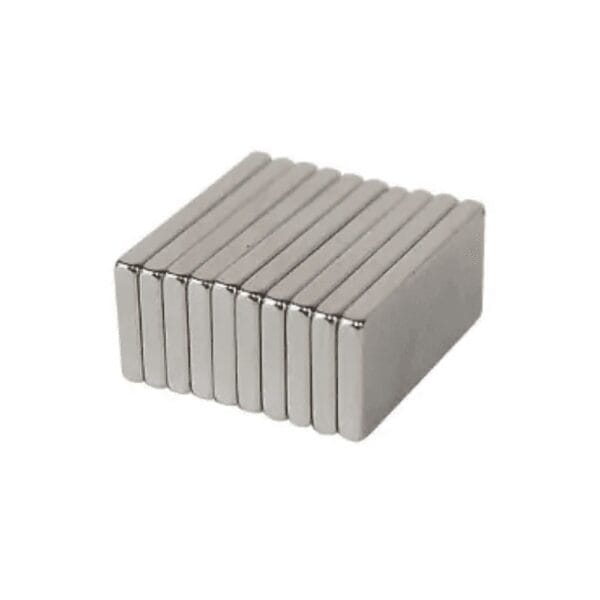 Zestaw 10 sztuk płaskich magnesów neodymowych 12 x 4 x 1,5 mm ułożonych obok siebie.