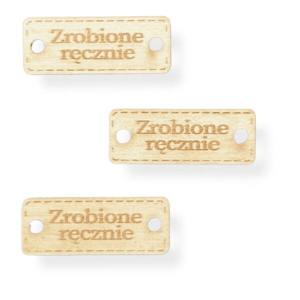 Trzy drewniane metki grawerowane Zrobione Ręcznie o wymiarach 3,4 x 1,3 cm widoczne na białym tle.