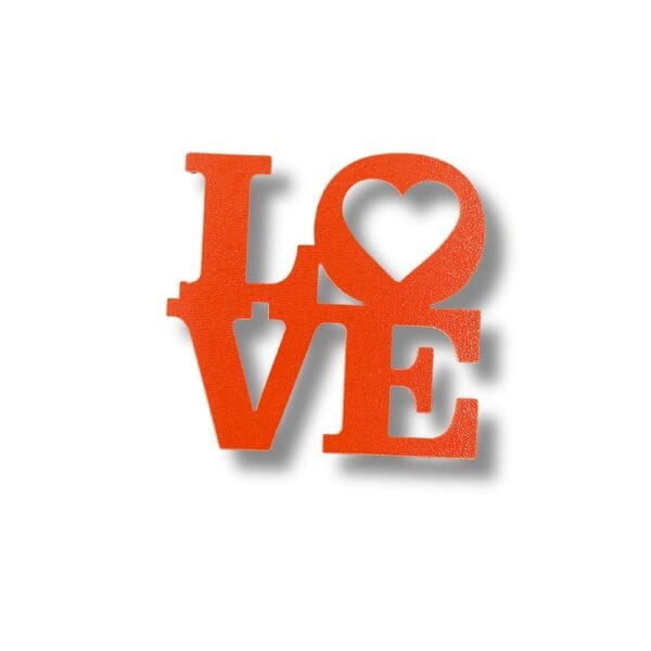 Czerwony napis LOVE z HDF cięty laserowo w kompaktowym rozmiarze 5 x 4,6 cm.