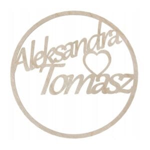 Obręcz dekoracyjna personalizowana imionami Aleksandra i Tomasz ze sklejki brzozowej o średnicy 29 cm z wyciętym sercem.