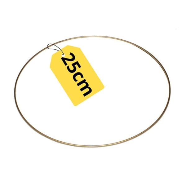 Obręcz Metalowa Złota 25 cm Grubość 3 mm Baza do Łapaczy Snów i Makram Złota metalowa obręcz o średnicy 25 cm z zawieszoną żółtą metką informacyjną.