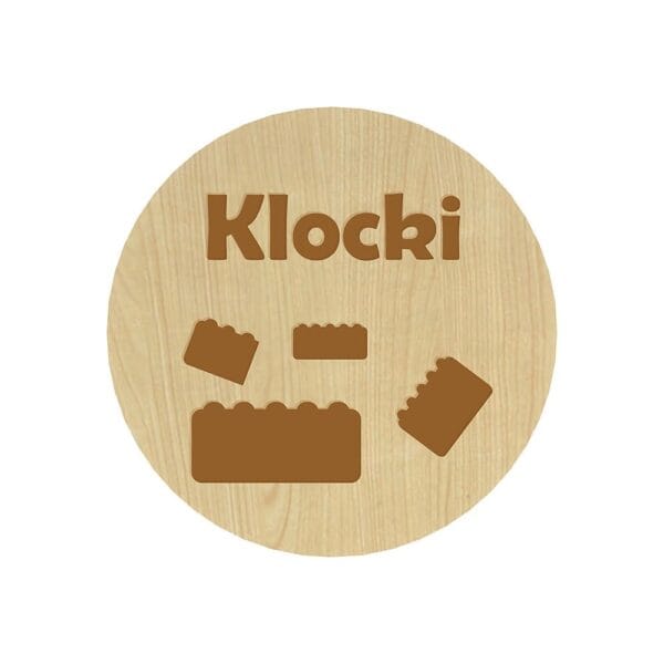 Okrągła plakietka HDF w odcieniu klonu o średnicy 8 cm z grawerowanym napisem Klocki i piktogramami klocków.