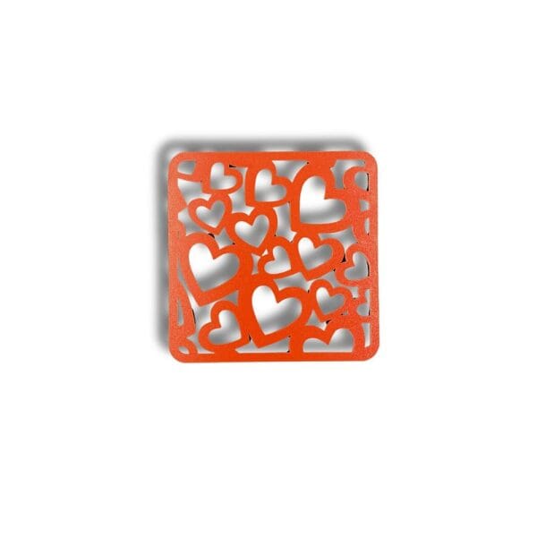 Pomarańczowa podkładka kwadratowa pod kubek o wymiarach 10 x 10 cm z motywem serca wyciętego laserowo.