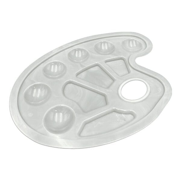 Paletka Malarska Owalna Plastikowa z Otworem na Kciuk 23 x 17 cm Owalna plastikowa paletka malarska 23 x 17 cm z przegródkami na farby i uchwytem na kciuk.