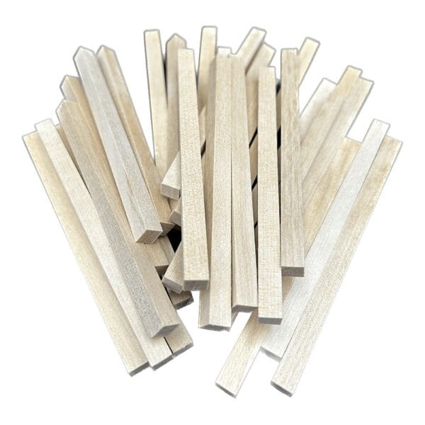 Zestaw 30 sztuk naturalnych patyczków drewnianych do rękodzieła o wymiarach 6,5 x 100 mm ułożonych w stos.