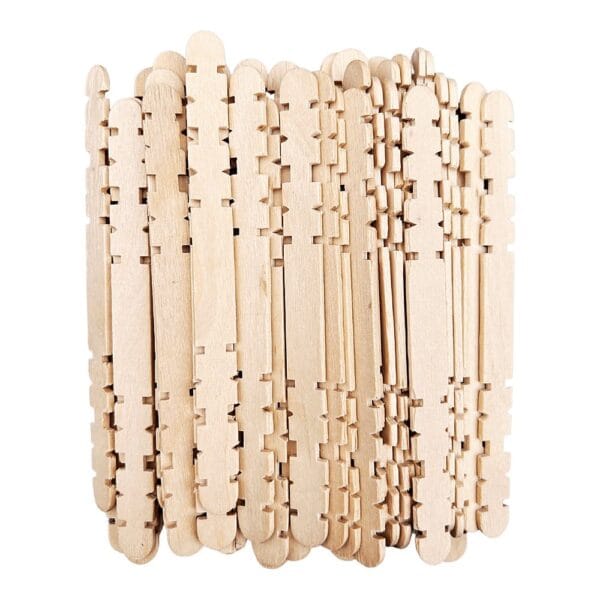 Zestaw 50 sztuk naturalnych drewnianych patyczków konstrukcyjnych o wymiarach 114 x 10 mm z wycięciami do łączenia.