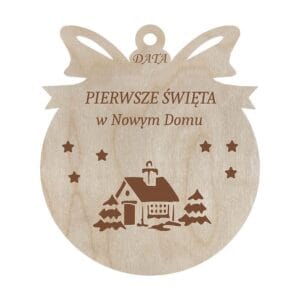 Personalizowana drewniana bombka choinkowa ze sklejek z grawerem przedstawiającym dom i napis „PIERWSZE ŚWIĘTA w Nowym Domu”.