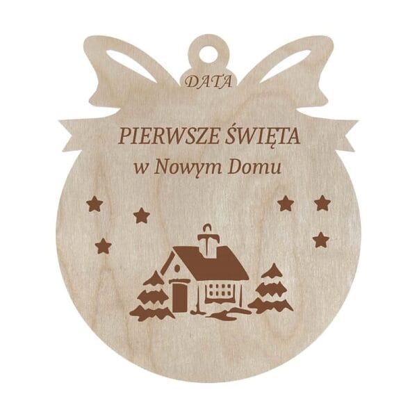 Personalizowana drewniana bombka choinkowa ze sklejek z grawerem przedstawiającym dom i napis „PIERWSZE ŚWIĘTA w Nowym Domu”.