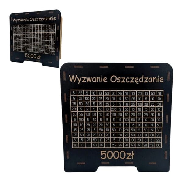 Zbliżenie na czarną skarbonkę wykreślankę z grawerowaną tabelą do odhaczania oszczędności do 5000 zł.