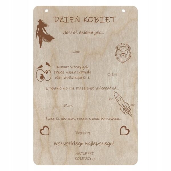 Personalizowana drewniana tabliczka na słodycze o wymiarach 21 x 32 cm z grawerowanymi życzeniami na Dzień Kobiet i przymocowanymi batonikami.