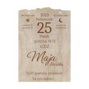 Personalizowana drewniana metryczka narodzin 14x20 cm z precyzyjnym grawerem danych dziecka.