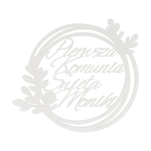 Biała personalizowana obręcz Pierwsza Komunia Święta HDF 30 x 26,9 cm z wyciętym napisem i motywem roślinnym.