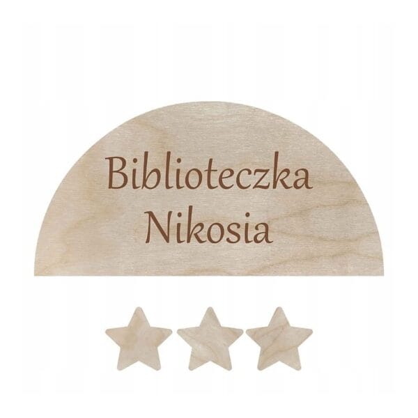 Personalizowana drewniana tabliczka Biblioteczka Nikosia o wymiarach 38x19 cm z trzema gwiazdkami.