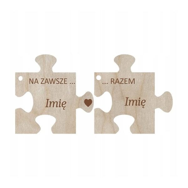 Personalizowane breloki puzzle drewniane dla par z imionami, grawerem i wyciętym serduszkiem na jasnej sklejce.