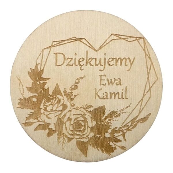Okrągły, drewniany magnes ślubny z grawerowanym motywem geometrycznego serca, róż i napisem Dziękujemy Ewa Kamil.