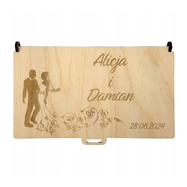 Drewniana sklejka personalizowanego pudełka koperty na prezent ślubny z grawerem imion Alicja i Damian oraz datą.