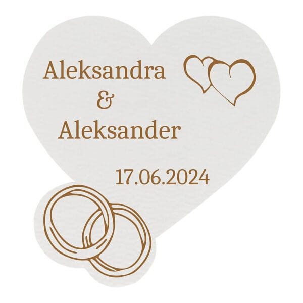 Personalizowany magnes w kształcie serca z białej płyty HDF z grawerem imion Aleksandra i Aleksander, daty ślubu oraz motywem obrączek i serc.