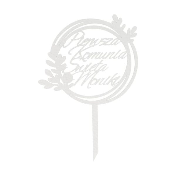 Personalizowany topper komunijny z imieniem z białej płyty HDF 18,3 x 26,9 cm z napisem Pierwsza Komunia Święta Moniki.