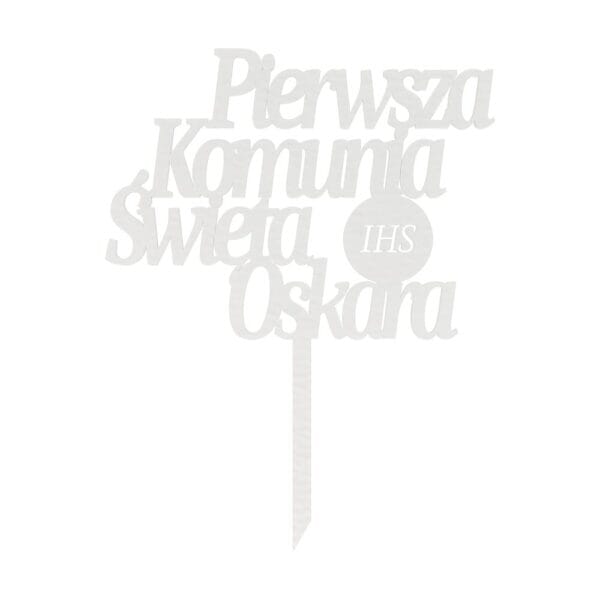 Personalizowany topper na tort komunijny z białej płyty HDF o szerokości 18 cm, przedstawiający napis Pierwsza Komunia Święta Oskara oraz monogram IHS.
