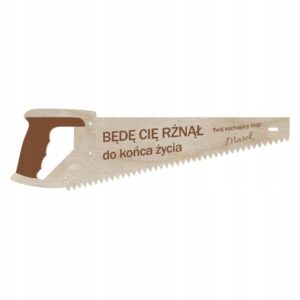 Piła Dekoracyjna 25 cm z Grawerem Personalizowana Drewniana Ozdoba DIY Piła dekoracyjna 25 cm z grawerem personalizowana drewniana ozdoba DIY z napisem, otoczona narzędziami i uśmiechniętą kobietą.