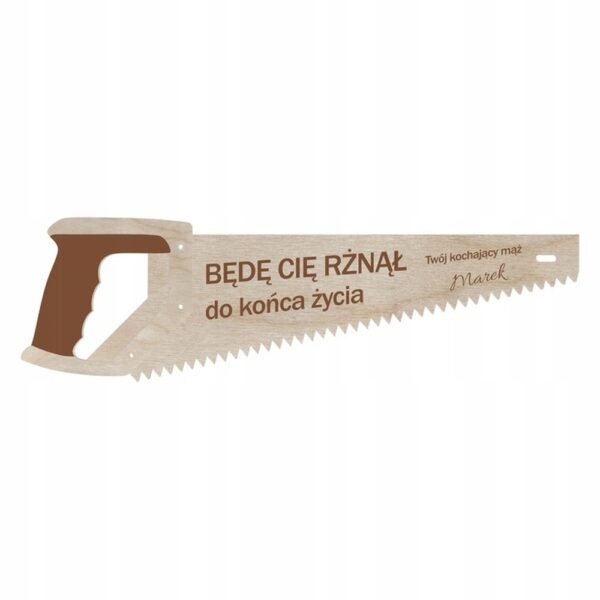 Piła dekoracyjna 25 cm z grawerem personalizowana drewniana ozdoba DIY z napisem, otoczona narzędziami i uśmiechniętą kobietą.