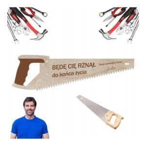 Piła Dekoracyjna 3D Drewniana Personalizowana z Grawerem Imienia 30 cm Piła dekoracyjna 3D z drewnianej sklejki 30 cm z grawerem, w otoczeniu narzędzi i uśmiechniętego mężczyzny.