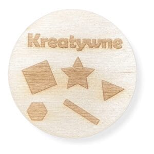 Okrągła plakietka drewniana grawerowana 7,8 cm ze sklejki z napisem Kreatywne i geometrycznymi wzorami.