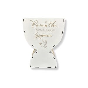 Personalizowana dekoracja Kielich Gołąb o wymiarach 25x18,5x8,5 cm z motywem IHS i grawerem na Pierwszą Komunię Świętą.