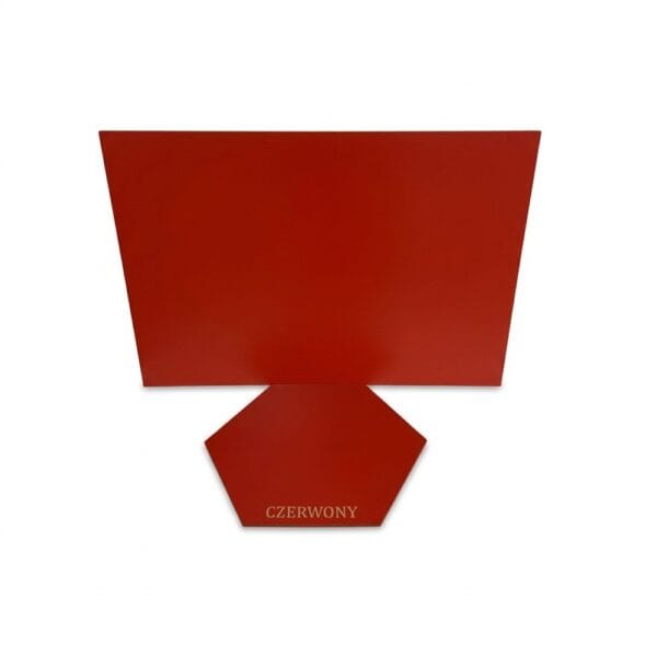 Płyta HDF czerwona jednostronna 920 x 600 mm o grubości 3 mm z wygrawerowanym napisem na podstawce.