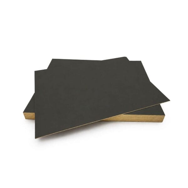Zestaw 15 sztuk jednostronnie grafitowych płyt HDF o wymiarach 460 x 600 mm i grubości 3 mm, ułożonych jedna na drugiej.
