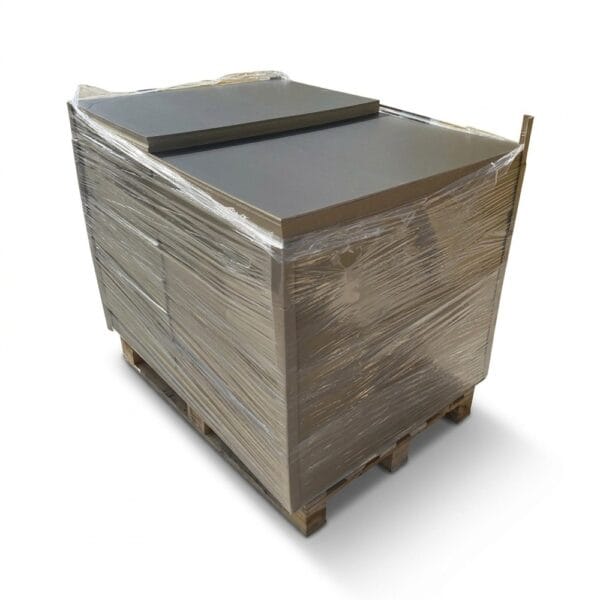 Paleta 600 sztuk grafitowych płyt HDF 920 x 600 mm o grubości 3 mm, owinięta folią stretch na drewnianym podeście.