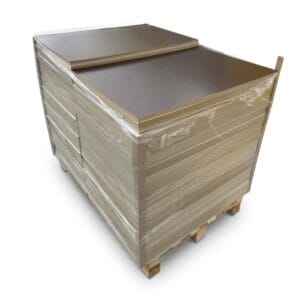 Paleta 600 sztuk jednostronnych płyt HDF Wenge 920x600 mm o grubości 3 mm owinięta folią ochronną.
