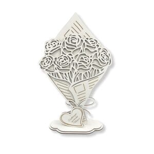 Stojący bukiet róż na podstawce z bilecikiem 34,5 x 21,6 cm w wersji zmontowanej, ozdobiony grawerowanym sercem z życzeniami.