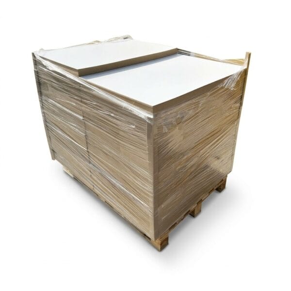 Paleta 600 sztuk płyt HDF jednostronnie białych 920 x 600 mm o grubości 3 mm owinięta folią stretch.