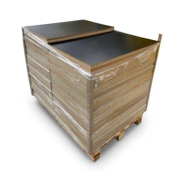 Paleta z zestawem 600 sztuk czarnych płyt HDF o wymiarach 920x600 mm i grubości 3 mm owinięta folią stretch.