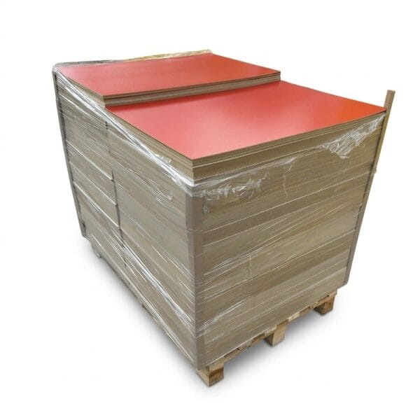 Paleta zawierająca 600 sztuk czerwonych płyt HDF o wymiarach 920 x 600 mm i grubości 3 mm, zabezpieczona folią transportową.