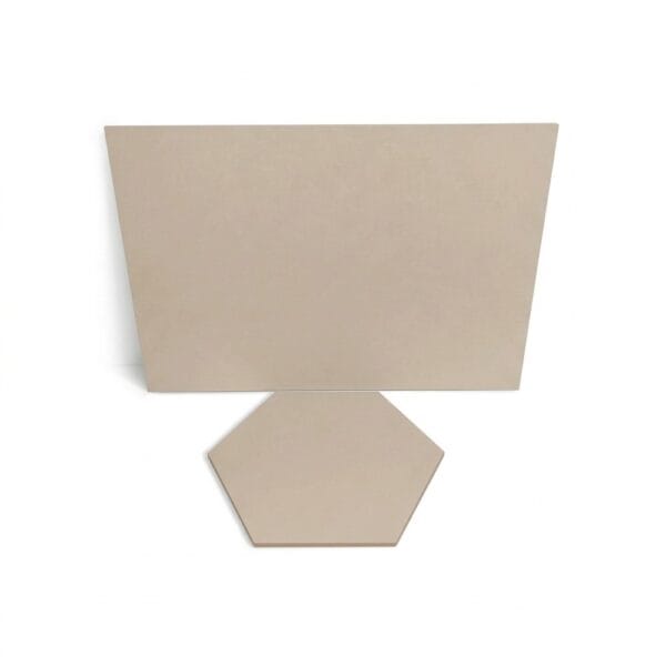Płyta HDF jednostronnie laminowana w kolorze kaszmirowy beż o wymiarach 920x600x3 mm oraz mały wzór w kształcie sześciokąta.