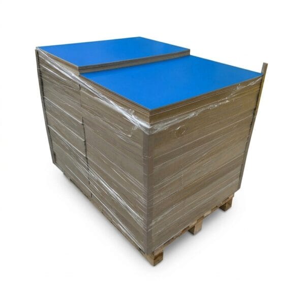 Paleta 600 sztuk niebieskich płyt HDF o wymiarach 920 x 600 mm i grubości 3 mm, owinięta folią zabezpieczającą.