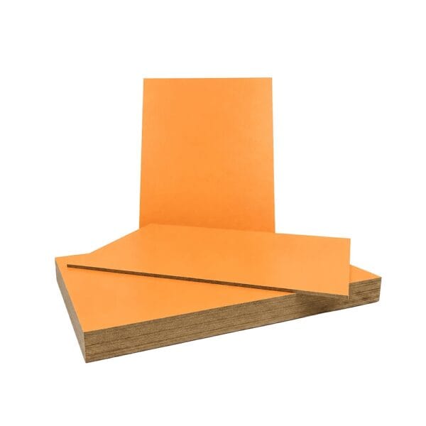 Zestaw 15 pomarańczowych płyt HDF 3 mm o wymiarach 460x300 mm przeznaczonych do cięcia laserem i rękodzieła.