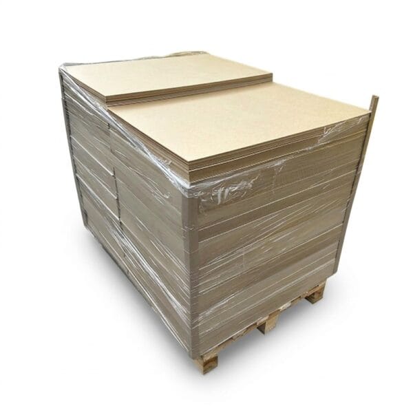 Surowa obustronnie płyta HDF 920 x 600 mm o grubości 3 mm, ułożona na palecie w ilości 600 sztuk.