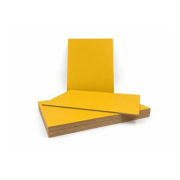 Zestaw piętnastu żółtych płyt HDF 3 mm w formacie 460 x 300 mm przeznaczonych do prac modelarskich i laserowych.