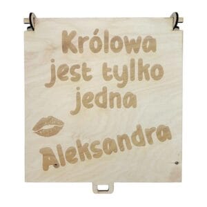 Pudełko drewniane ze sklejki brzozowej z wygrawerowanym napisem Królowa jest tylko jedna Aleksandra.