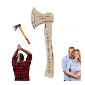 Siekiera Dekoracyjna XXL Personalizowana Laserowo 42 cm Oryginalny Prezent Mężczyzna Siekiera dekoracyjna XXL o długości 42 cm z personalizowanym grawerem, prezentowana w zestawieniu z modelem siekiery,…