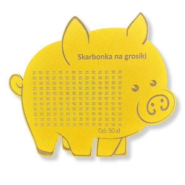 Żółta skarbonka świnka na grosiki z HDF z wygrawerowaną tabelką oszczędnościową na cele do pięćdziesięciu złotych.