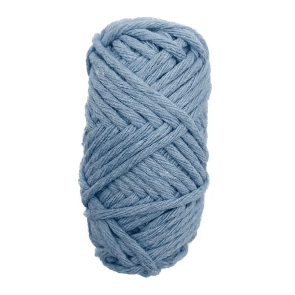 Sznurek Bawełniany Skręcany 3 mm 20 m Błękitny do Makramy i DIY Sznurek bawełniany skręcany 3 mm 20 m błękitny zwinięty w równy motek na białym tle.