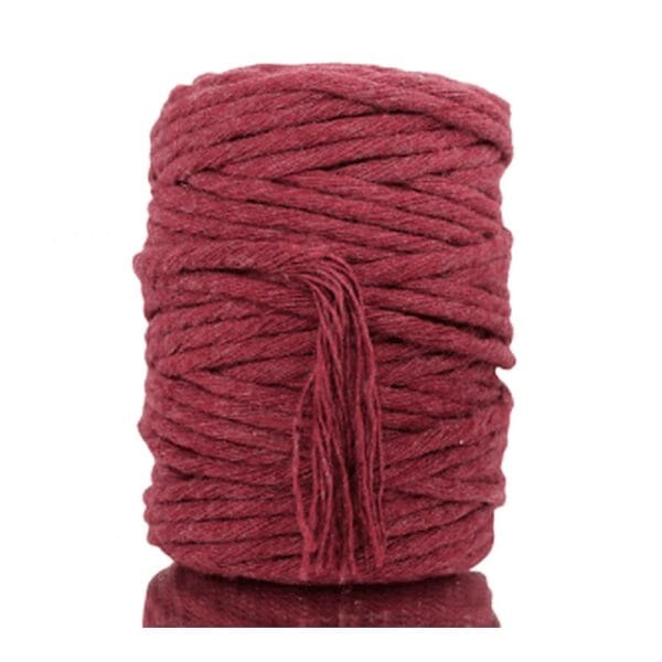 Sznurek Bawełniany Skręcany Bordowy 5 mm 50 m Makrama DIY Sznurek bawełniany skręcany bordowy 5 mm 50 m makrama DIY zwinięty w zwój z widocznym luźnym końcem.