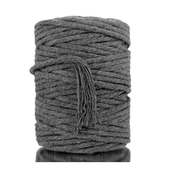 Sznurek Bawełniany Skręcany GRAFIT 5 mm x 50 m do Makramy i Rękodzieła Sznurek bawełniany skręcany grafit 5 mm x 50 m do makramy z widocznym rozplecionym końcem.