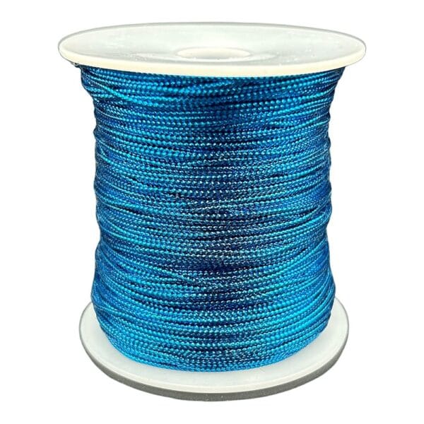 Sznurek Metalizowany Niebieski 1 mm, 100 m Dekoracyjny do Rękodzieła Niebieski sznurek metalizowany 1 mm, 100 m nawinięty równo na białą szpulę jako dekoracyjny materiał do rękodzieła.