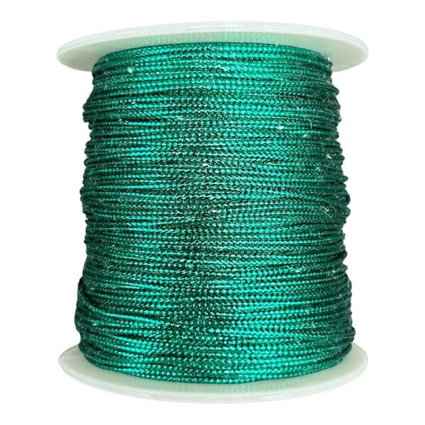 Sznurek Metalizowany Zielony 1 mm x 100 m Ozdobny do Rękodzieła Zielony sznurek metalizowany o grubości 1 mm i długości 100 m nawinięty gęsto na białą rolkę.